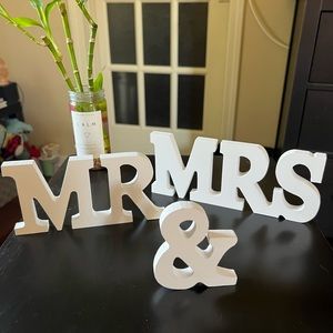 Mr & Mrs sign